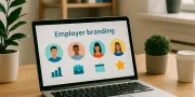 Team brainstormt over employer branding met post-its en laptop